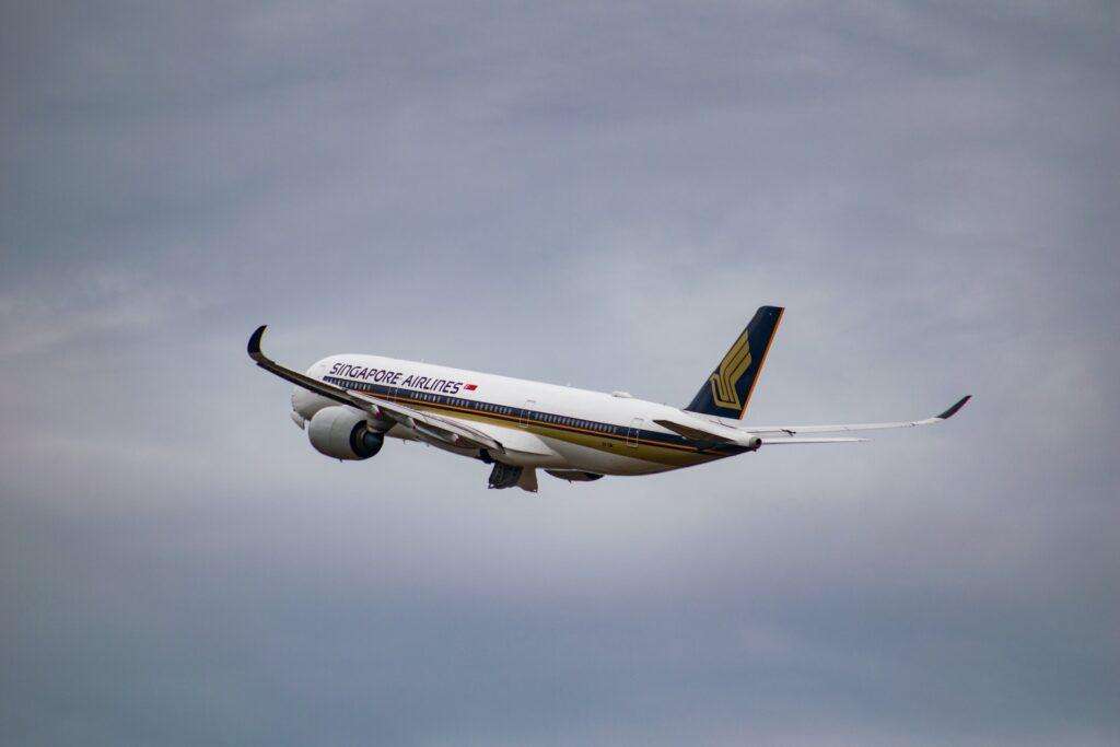 Singapore Airlines Boeing 737-8 flying to its next destination