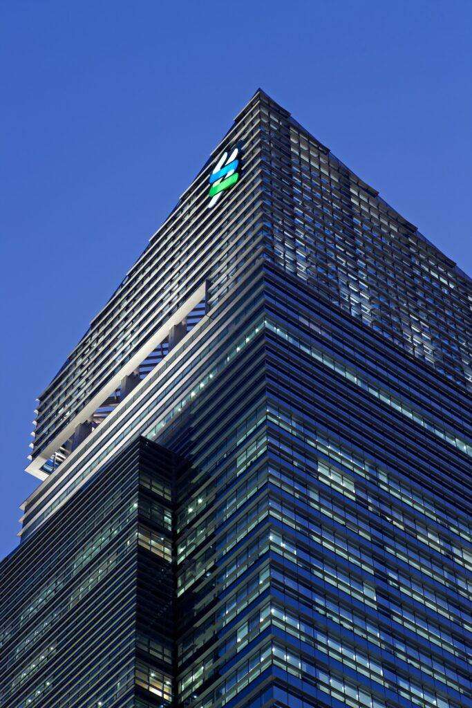 Bank building in Singapore, representing the top business banking options for trading in Singapore