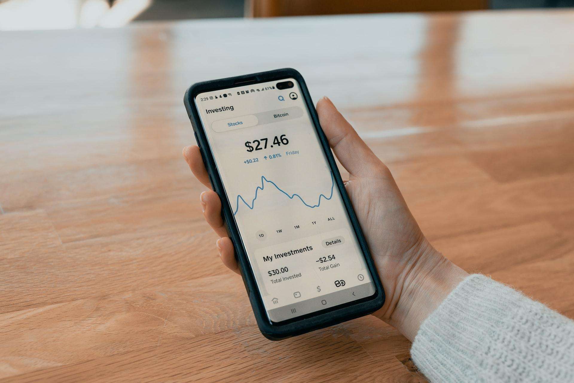 Person with a phone in hand that displays the money in a digital bank account in Singapore