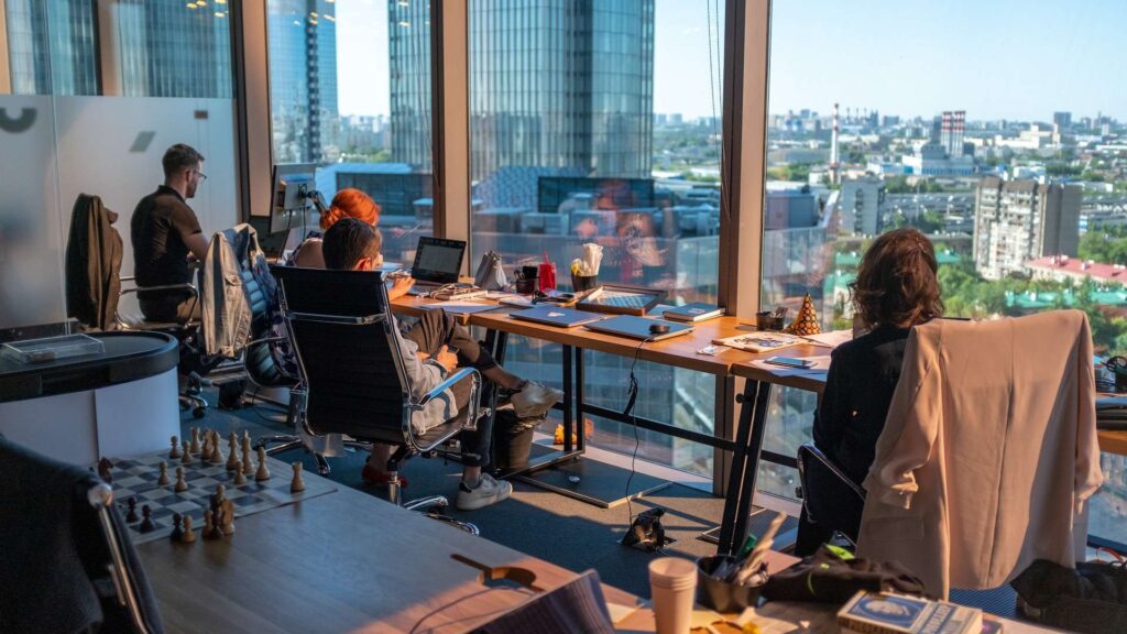 Singapore workers in an office representing the Singapore work culture ideals of cultural diversity, the working hierarchal system, networking, and working hours